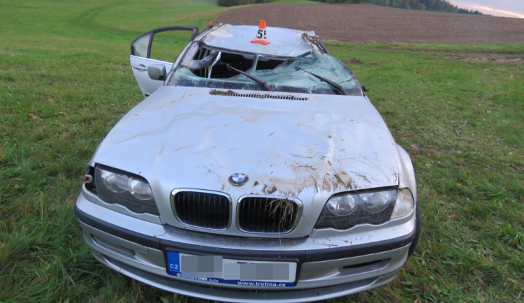 Dvacetiletý řidič jel příliš rychle, v zatáčce dostal smyk a po kotrmelcích skončil pod srázem v poli