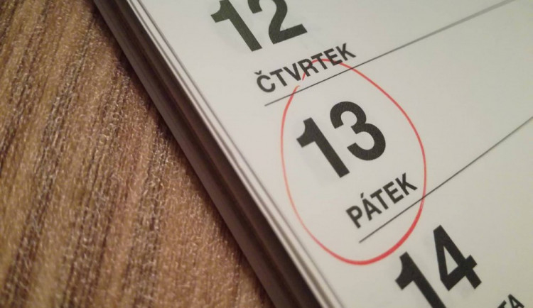 Pátek třináctého: Pověra, nebo opravdu smolný den? Hodně lidí se dnes zamkne doma