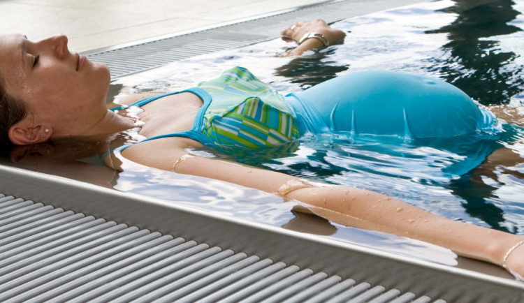 Nemocnice Prostějov nově nabízí nastávajícím maminkám lekce předporodního plavání