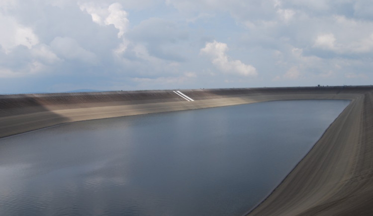 Při práci na nádrži Dlouhé stráně zemřel dělník. Převrátil se s ním autojeřáb
