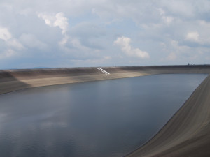 Při práci na nádrži Dlouhé stráně zemřel dělník. Převrátil se s ním autojeřáb