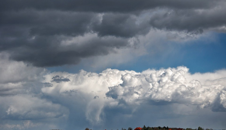 POČASÍ NA PONDĚLÍ: Oblačnost se místy udrží celý den, teploty kolem dvacítky