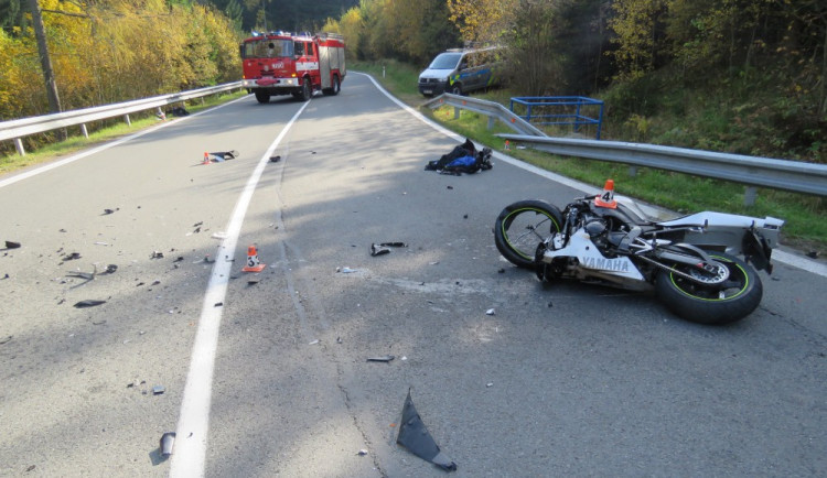 Motorkář se spolujezdkyní vyjel v zatáčce do protisměru a srazil se s autem. Oba dva se zranili