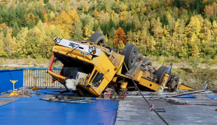 FOTO: Elektrárna Dlouhé stráně kvůli páteční nehodě autojeřábu stále stojí. Zabil se při ní dělník