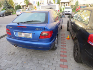 Opilý řidič naboural auto na parkovišti. Hned poté v autě usnul