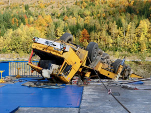 FOTO: Elektrárna Dlouhé stráně kvůli páteční nehodě autojeřábu stále stojí. Zabil se při ní dělník