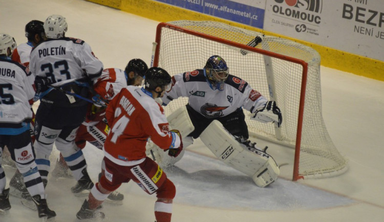 FOTOGALERIE: Olomoučtí hokejisté rozstříleli Piráty z Chomutova 5:2