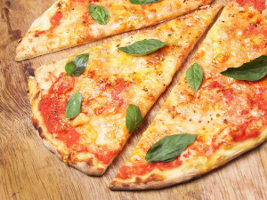 Muž pozdravil u hladového okna s pizzou příchozího "čest práci", ten mu dal čelíčko a odešel