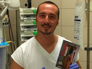 Olomoucký záchranář Martin Pospíšil napsal vtipnou povídkovou knížku ze svého života, Poslední pomoc