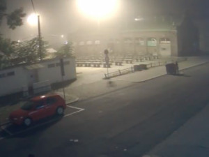 VIDEO: Mladík v Kateřinské převrátil kontejner. Chtěl prý ztížit práci popelářům