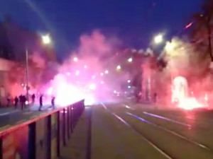 Fotbaloví fans zřejmě nepřijeli jen na fotbal. Takhle to vypadalo u Terezské brány