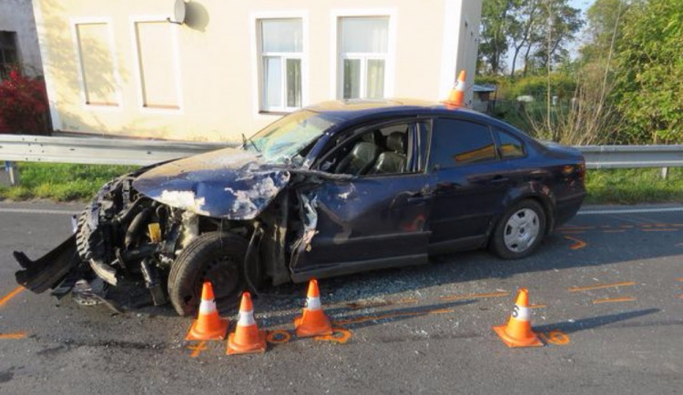 Nákladní automobil přejel do protisměru a naboural do Volkswagenu. Osobní auto nemělo technickou