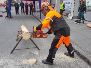 Soutěž Hanácké pilař prověřila hasiče v práci s motorovou pilou. Vyhrál Jaromír Spurný z Šumperku
