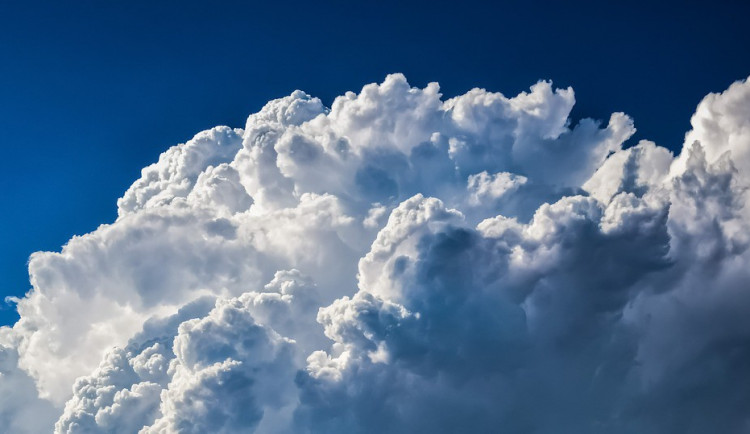 POČASÍ NA SOBOTU: Teploty do sedmnácti stupňů, sem tam může i zapršet