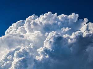 POČASÍ NA SOBOTU: Teploty do sedmnácti stupňů, sem tam může i zapršet