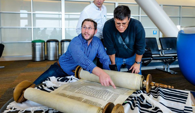 Do Olomouce se vrátil vzácný svitek Tóry z roku 1880