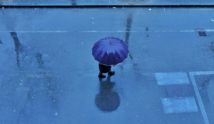 POČASÍ NA STŘEDU: Od západu postupně přijde mírný déšť, oblačnost bude mizet až k večeru