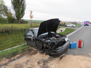 Řidič nedal na křižovatce přednost a zapříčinil nehodu tří vozidel