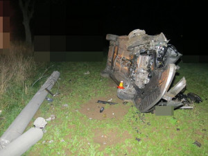 Řidič se svým autem narazil do betonového sloupu a zranil se. Byl opilý