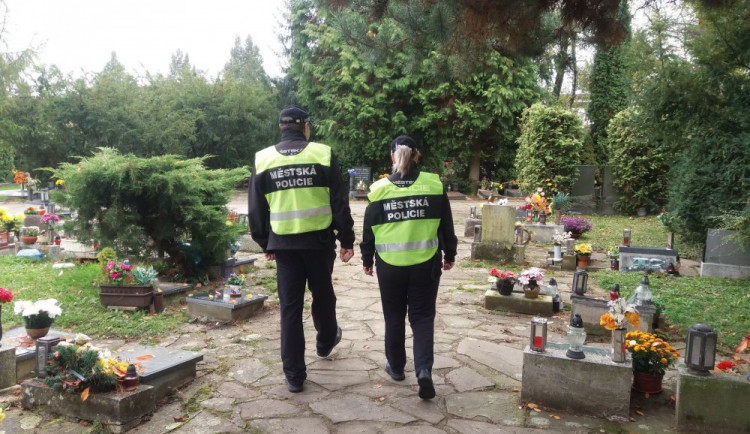 O dušičkách bude veřejné hřbitovy a jejich okolí kontrolovat zvýšený počet strážníků