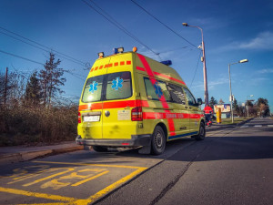 Auto srazilo chodce, který přecházel mimo přechod. Muž je v bezvědomí a v kritickém stavu