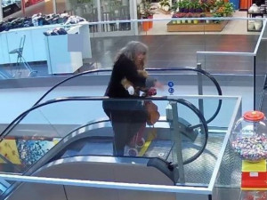 VIDEO: Žena ukradla prodavačce peněženku přímo z pokladního pásu. Nepoznáváte ji?