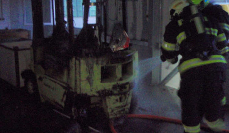 Požár vysokozdvižného vozíku uvnitř haly způsobil statisícové škody