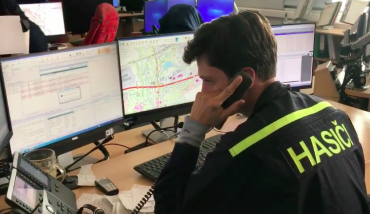 VIDEO: V operačním středisku hasičů dnes zvonil jeden telefon za druhým. Podívejte se