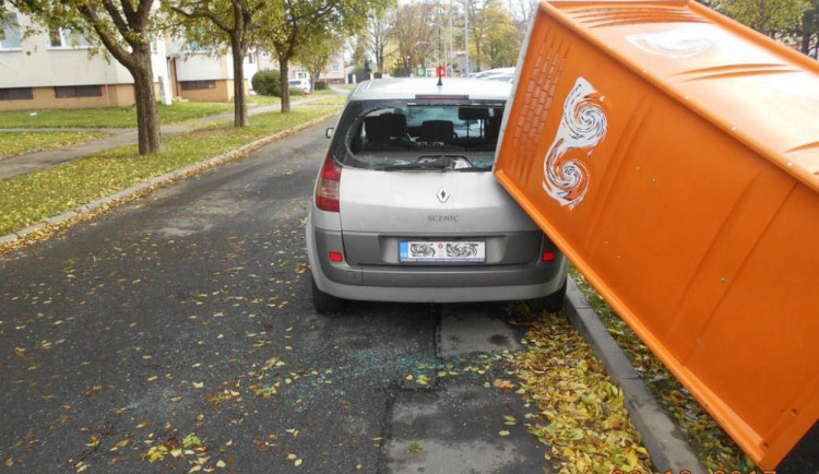 Extrémně silný vítr zaměstnával v neděli i olomoucké strážníky