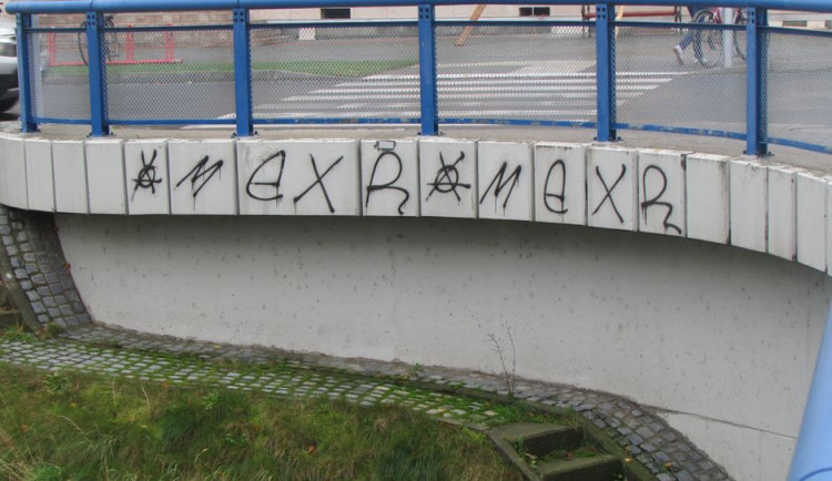 Vandal posprejoval nevzhlednými nápisy most, policie po něm nyní pátrá