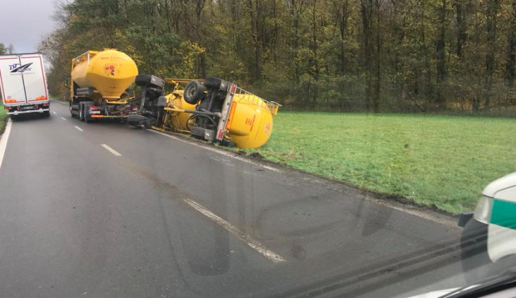 Mezi Litovlí a Třemi Dvory se převrátila cisterna s moukou