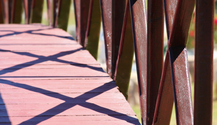 Opilá žena přepadla přes zábradlí do Moravy. Zachránili ji pohotoví policisté