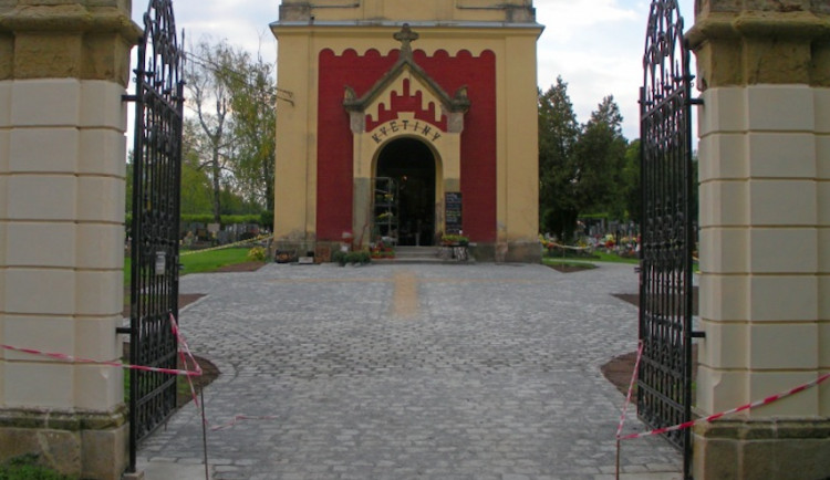 Olomoucký hřbitov zůstává po extremním větru stále zavřený