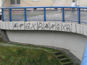 Vandal posprejoval nevzhlednými nápisy most, policie po něm nyní pátrá