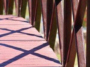 Opilá žena přepadla přes zábradlí do Moravy. Zachránili ji pohotoví policisté