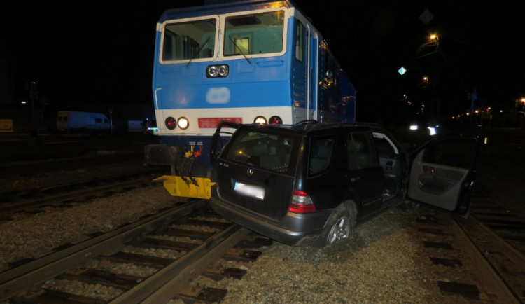 Řidička nerespektovala výstražná světla na přejezdu, lokomotiva ji v autě sunula několik metrů