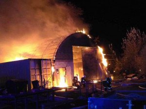 VIDEO: V Holici se přes noc rozpoutal velký požár haly