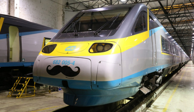 České dráhy se zapojily do akce Movember. Pendolino vyjelo symbolicky s knírem