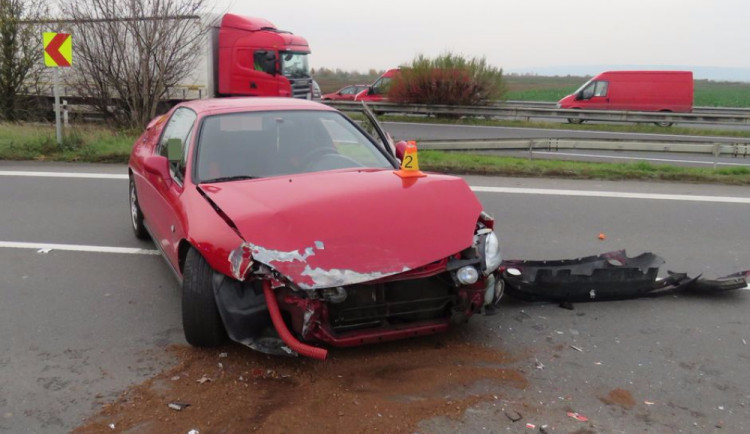 Řidič náklaďáku v zatáčce předjížděl traktor, přitom naboural do protijedoucího auta