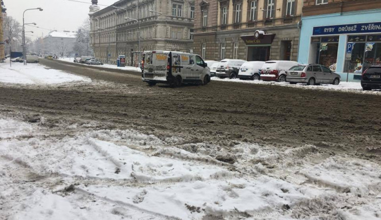 Až silnice I. tříd zasype sníh, nám už nevolejte, upozorňují krajští silničáři