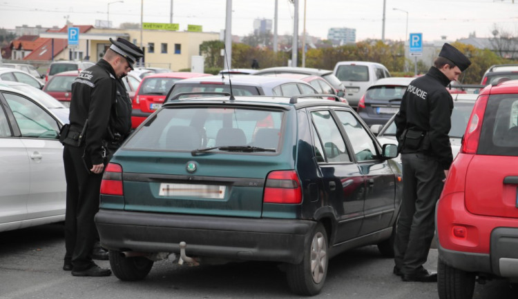 Policisté se o dušičkách zaměřili na řidiče, udělili pokuty za šedesát tisíc korun