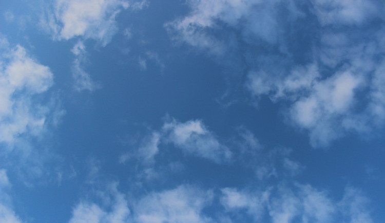 POČASÍ NA ÚTERÝ: Ráno mlhy a mrholení, odpoledne až polojasno