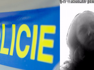 Policie pátrá po ženě, která vybírala peníze z ukradené platební karty