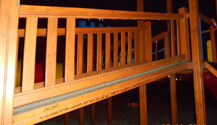 Vandal poničil dětské hřiště v ulici U Stadiónu