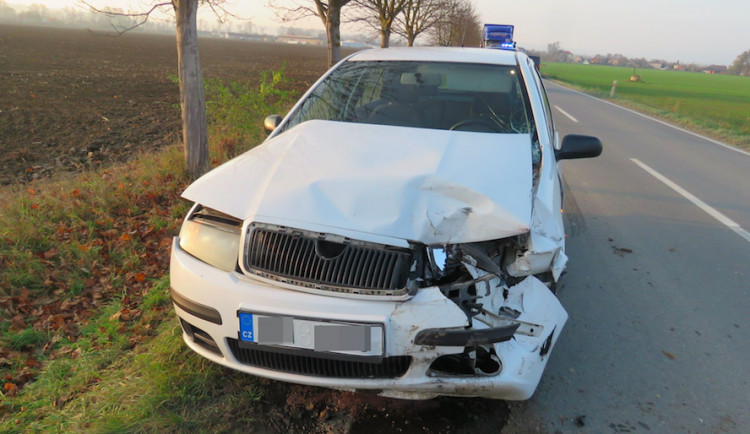 Řidič při jízdě narazil se svým vozidlem zezadu do auta před ním. Muž v prvním autě se zranil