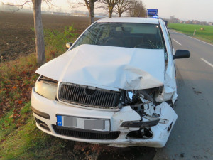 Řidič při jízdě narazil se svým vozidlem zezadu do auta před ním. Muž v prvním autě se zranil