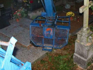 Při výškových pracích se převrátila zvedací plošina. Dva muži spadli ze čtyř metrů a zranili se