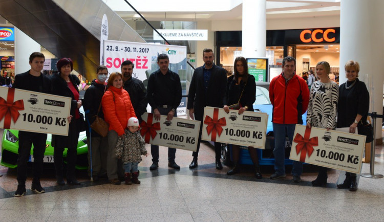 RoadTrip Gang předal v sobotu výtěžek z výstavy sporťáků v Olomouc City na dobročinné účely