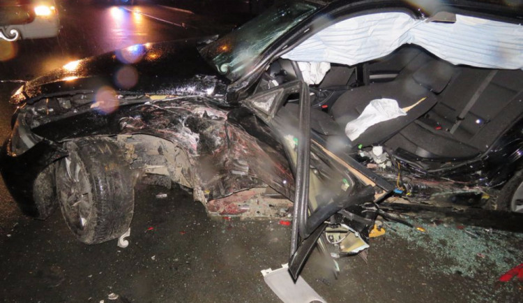 Devatenáctiletá řidička a dvacetiletý řidič se v noci střetli na křižovatce. Oba se při nehodě zranili