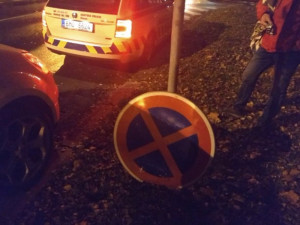 Muž chtěl v noci na značku přimontovat "Zákaz zastavení". Nelíbilo se mu parkování aut v ulici